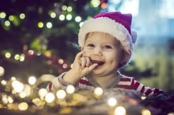 Wie man Lichter an einem Weihnachtsbaum richtig und sicher anbringt