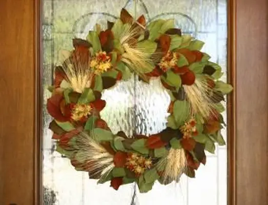 Corona del Ringraziamento appesa alla porta d'ingresso