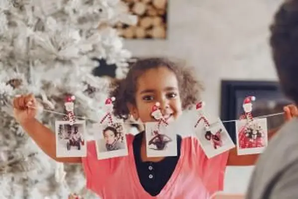 Menina segurando fotos polaroid