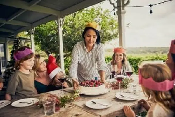 šťastná rodina spolu majú na Vianoce dezert