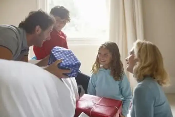 크리스마스 선물을 열어 가족