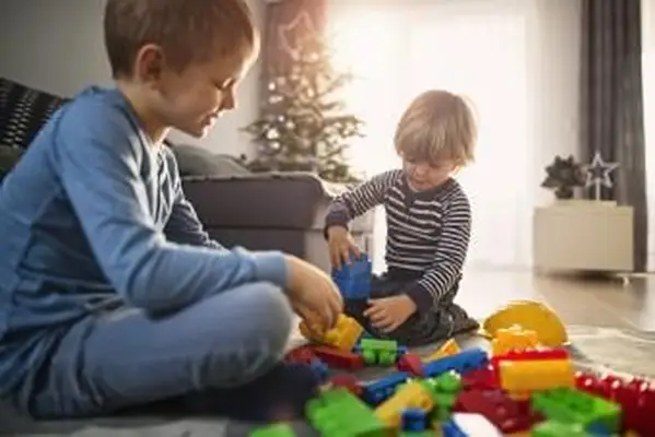 Meninos na manhã de natal brincando com novos blocos
