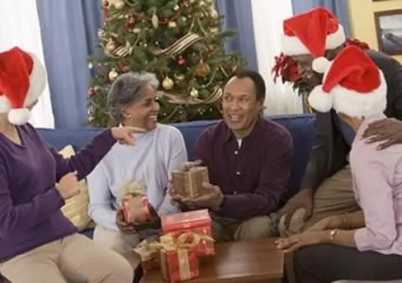 3 דרכים יצירתיות לעשות חילופי מתנות לחג המולד