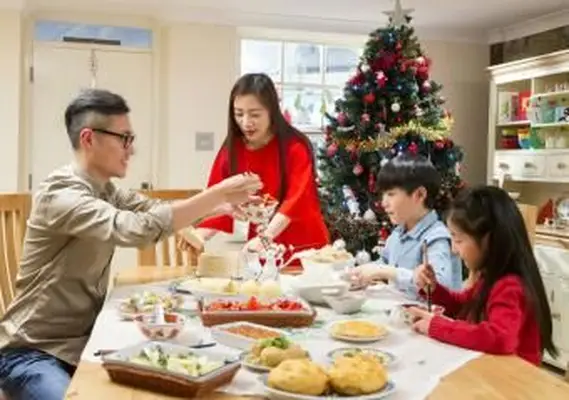 Čínska rodina si pochutnáva na vianočnej večeri