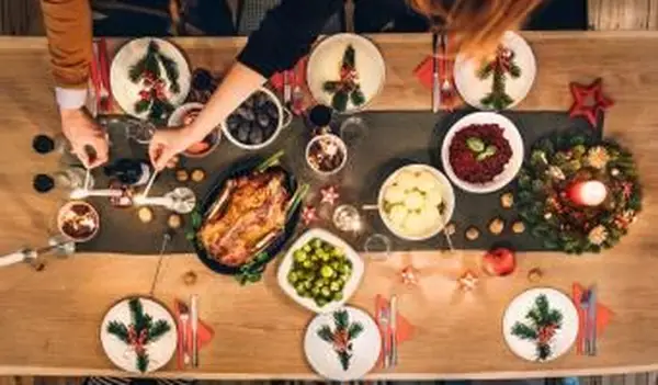 La vista dall'alto degli amici prepara il tavolo per la festa di Natale