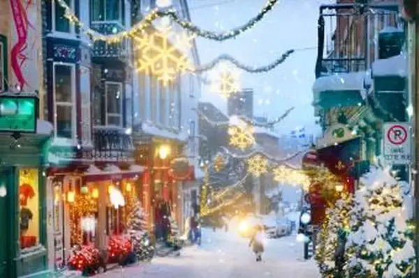 Decorazioni natalizie per le strade del Québec