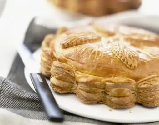 Torta di pasta sfoglia alle mandorle Galette des Rois