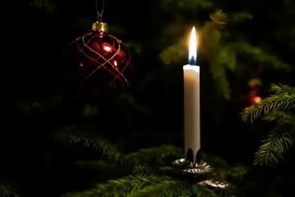 Candela illuminata sull'albero di Natale