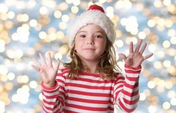 süßes kleines Mädchen mit Weihnachtsmannmütze