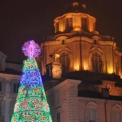 https://cf.ltkcdn.net/christmas/images/slide/189724-849x850-turin-christmas-tree.webp