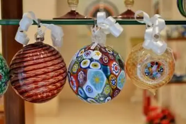 https://cf.ltkcdn.net/christmas/images/slide/189713-727x485-murano-glass-ornaments.webp
