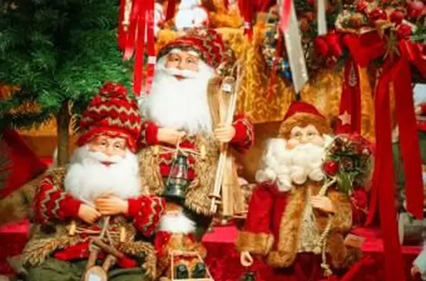 https://cf.ltkcdn.net/christmas/images/slide/189714-850x563-babbo-natale-figures.webp