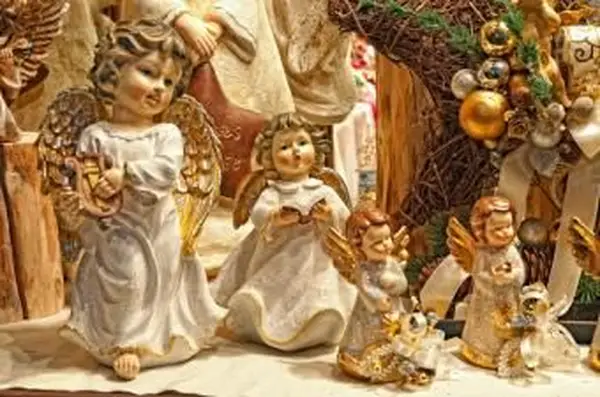 https://cf.ltkcdn.net/christmas/images/slide/189715-850x563-christmas-angels.webp