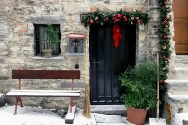 https://cf.ltkcdn.net/christmas/images/slide/189716-849x565-italian-cottage-decorations.webp