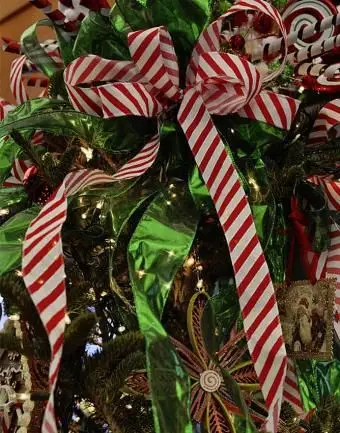 https://cf.ltkcdn.net/christmas/images/slide/183224-668x850-candy-cane-ribbon.webp