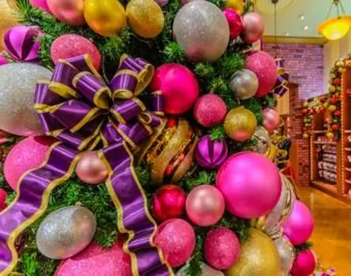 https://cf.ltkcdn.net/christmas/images/slide/181001-850x668-purple-magenta.webp