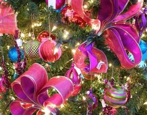 https://cf.ltkcdn.net/christmas/images/slide/183202-850x668-pink-tree-ribbons.webp