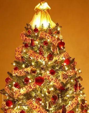 https://cf.ltkcdn.net/christmas/images/slide/183203-668x850-ribbon-tree-red-and-gold.webp