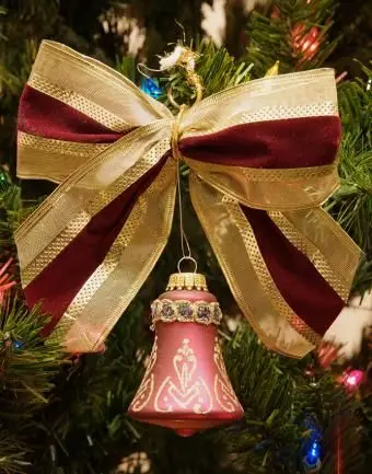 https://cf.ltkcdn.net/christmas/images/slide/183209-668x850-christmas-bow-with-ornament.webp