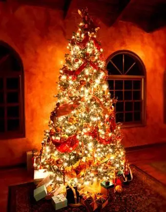 17 דרכים מקסימות לקישוט עץ חג המולד עם סרט