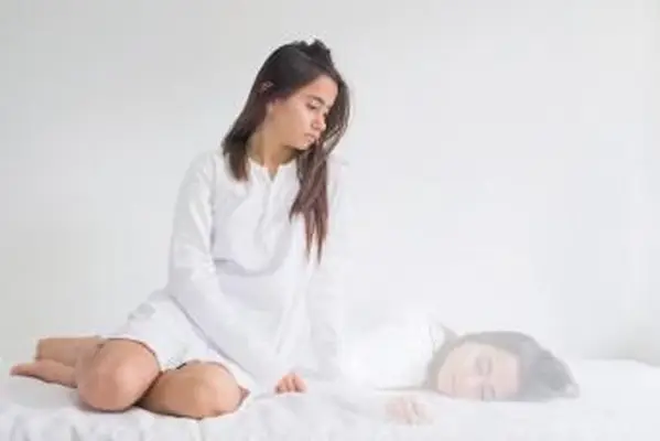 Jeune fille se réveillant d'un rêve lucide