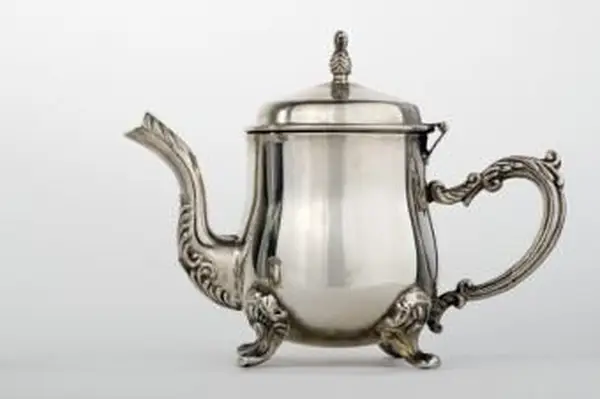 https://cf.ltkcdn.net/cleaning/images/slide/107547-849x565-teapot.webp