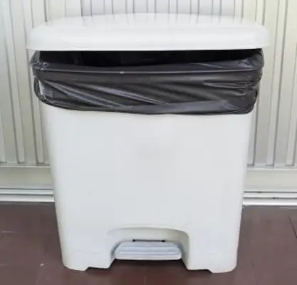 애완 동물 사료 보관을 위해 가방이 늘어선 플라스틱 쓰레기통