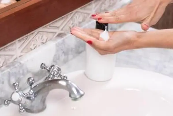 Aplicar jabón en las manos