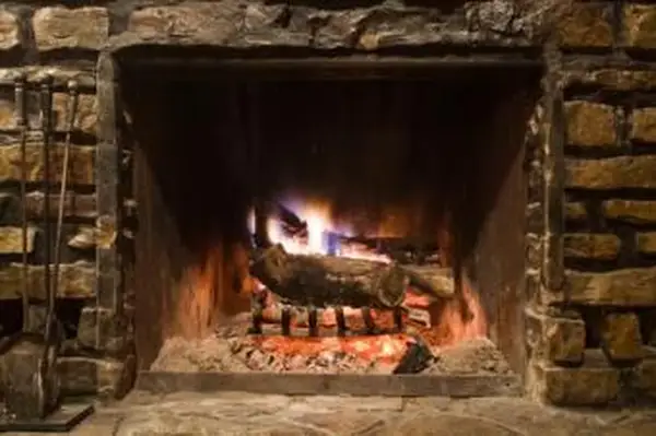 https://cf.ltkcdn.net/cleaning/images/slide/107645-850x565-Fireplace_4.webp
