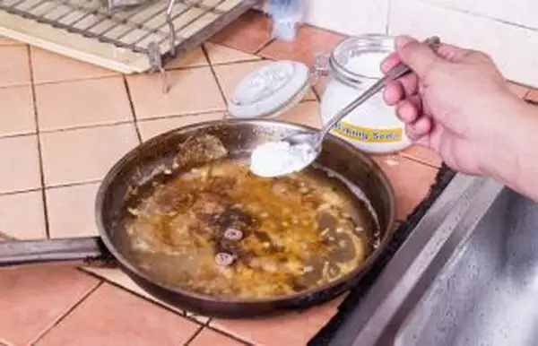 焦げた鍋を取り除くために重曹を焼く