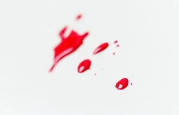 Esmalte de uñas rojo derramado en la pared