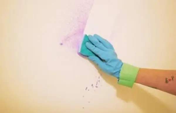 Mujer, limpieza, pared