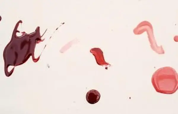 So entfernen Sie Nagellack von Wänden (ohne Schaden)