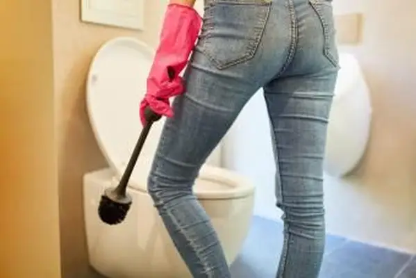 Kobieta sprzątająca toaletę