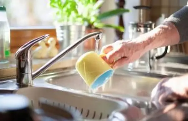 hombre lavando los platos