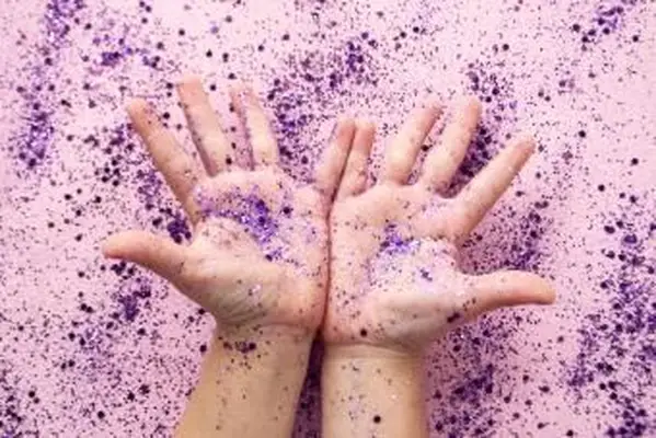 Come pulire i glitter: suggerimenti rapidi per un pasticcio scintillante