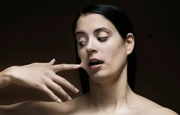 prst prilepený k jej tvári