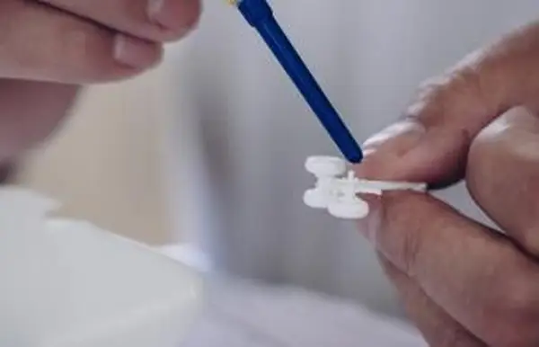 Muž s použitím super lepidla na plast