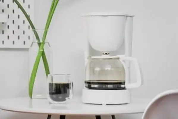 Nettoyer une cafetière avec du vinaigre en 5 étapes simples