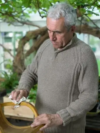 木製の椅子の掃除