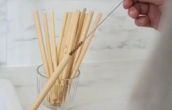 Jak czyścić słomki, aby popijać bez zarazków