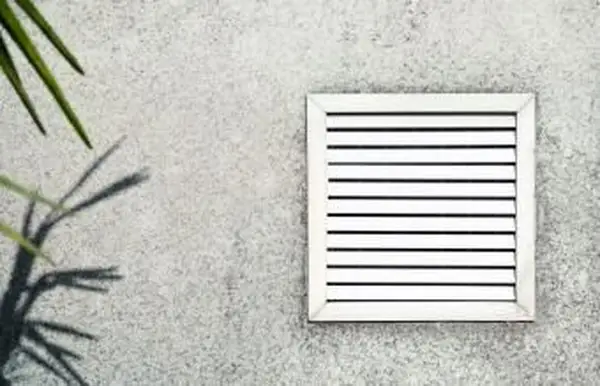 Starnúci prieduch s bielymi okenicami