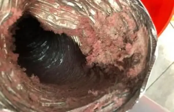 Špinavé hliníkové potrubie sušiča vzduchu