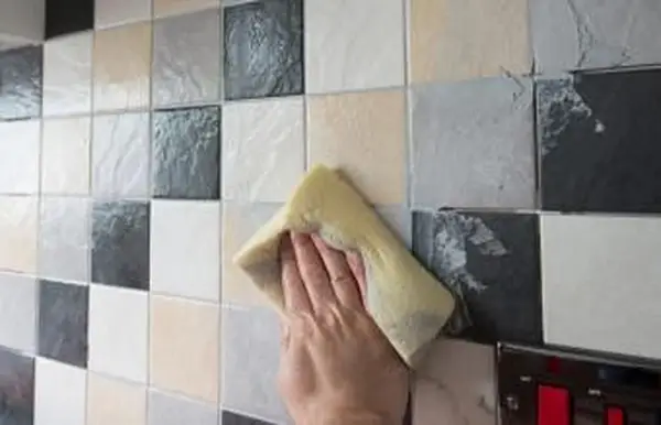 스펀지로 과도한 그라우트 닦기