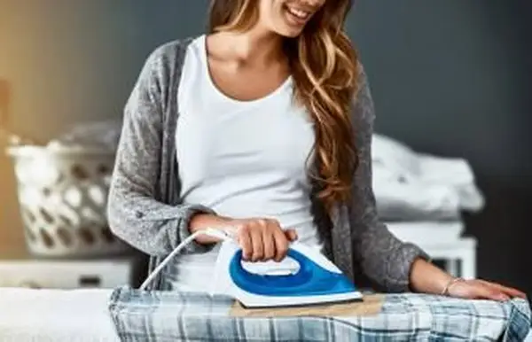 mujer planchando una camisa