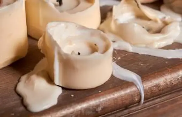 Velas derritiéndose sobre madera
