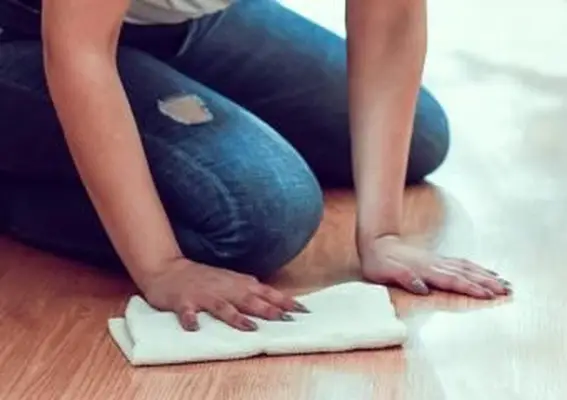 Essuyer le parquet avec un chiffon