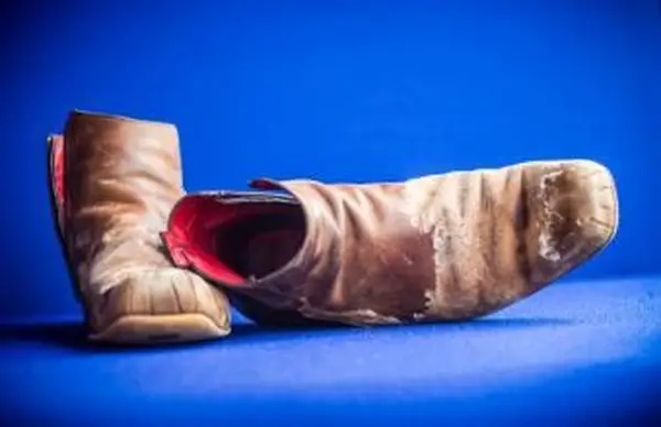 braune Lederstiefel mit Meersalzflecken