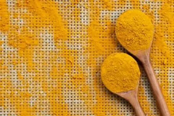 Jak usunąć plamy z kurkumy (nawet trudne)