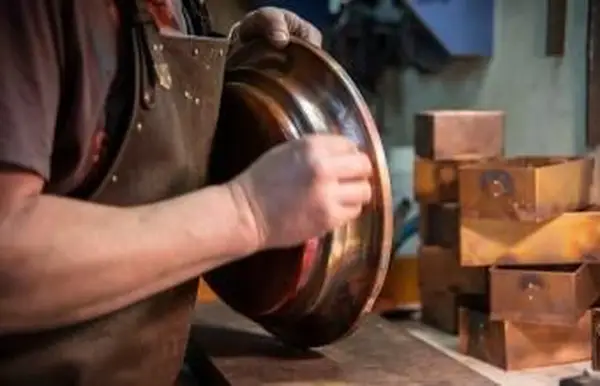 銅のディテールを磨く男